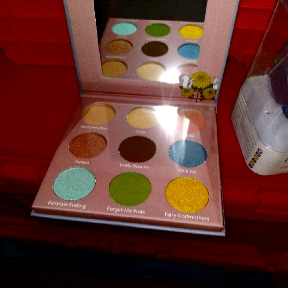 Colour pop eyeshadow palette